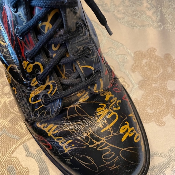 Doc Martens Women's 8 Vintage Black Graffiti Pattern Rare Good Shape - Picture 6 of 6